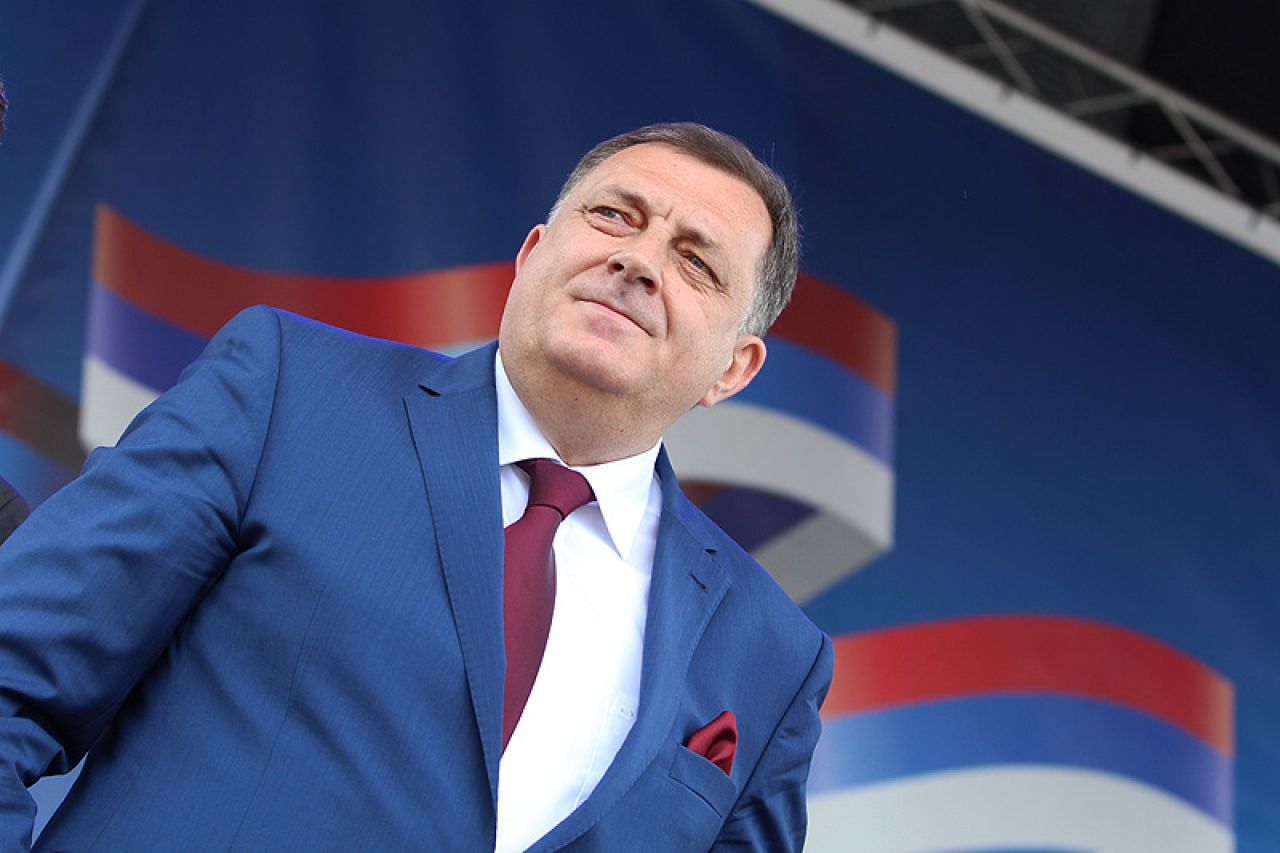 milorad-dodik-pogled-zastave